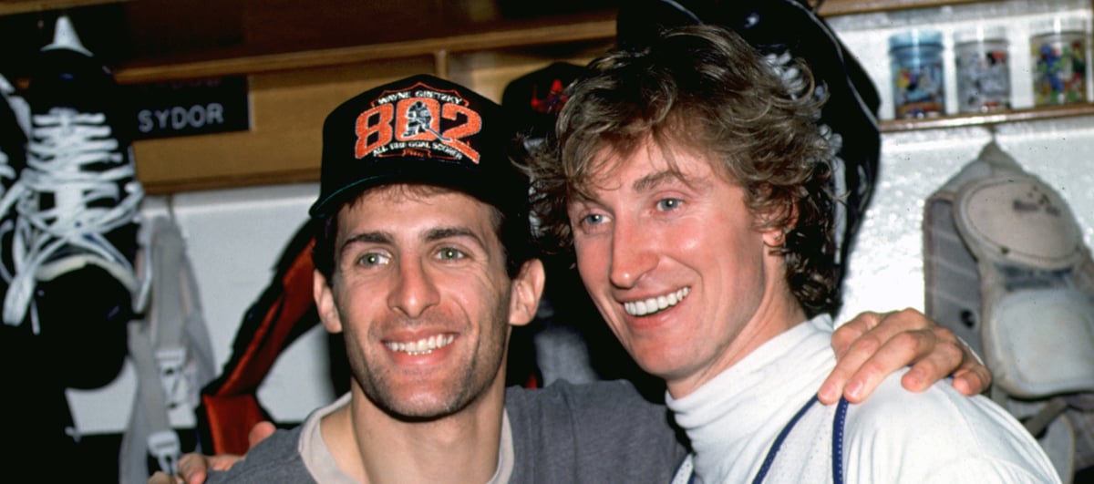Tony Granato met Cole Caufield...au-dessus de Wayne Gretzky...