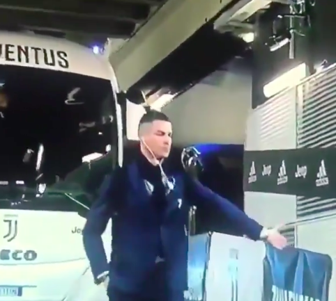 Si Ronaldo joue devant des GRADINS VIDES..