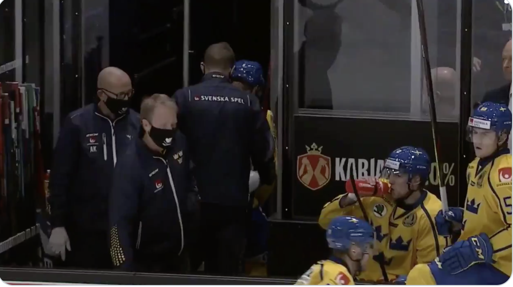 OUCH...Mattias Norlinder quitte le match, blessé...