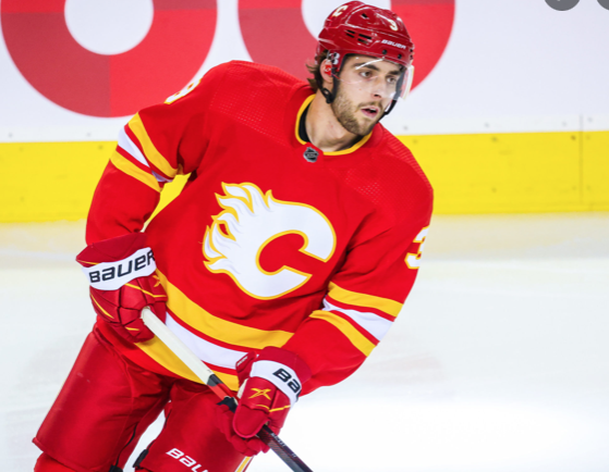 Un défenseur des Flames bientôt à Montréal: Connor Mackey vs Juuso Valimaki...