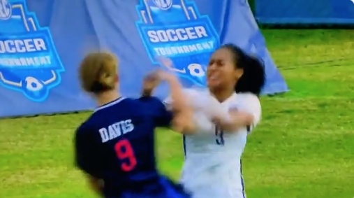 Vidéo: BAGARRE et CLAQUES au visage...le soccer féminin est rendu VIOLENT!!!