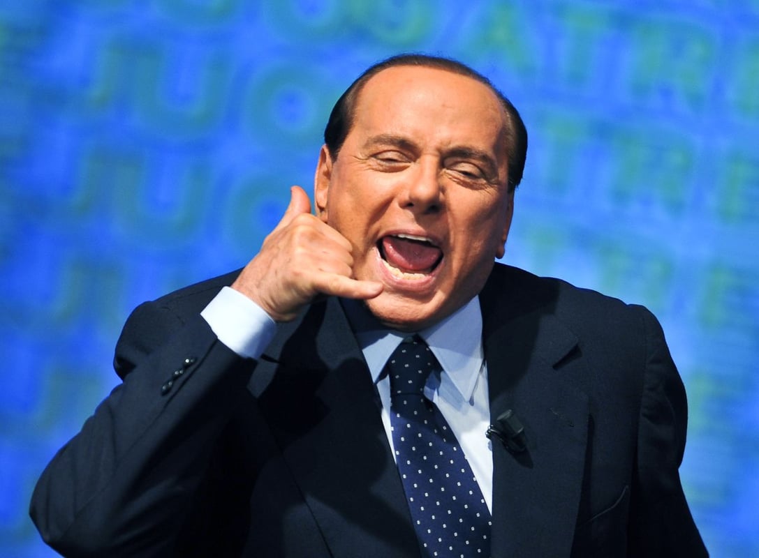 Silvio Berlusconi offre un autobus rempli de prostitués à son équipe...