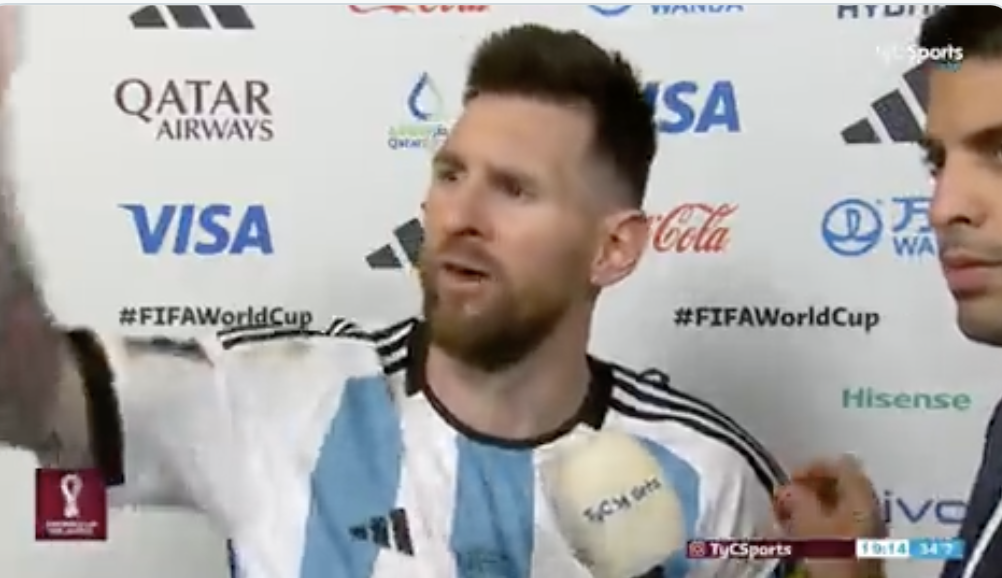 Vidéo: Lionel Messi SAUTE une COCHE en pleine entrevue!!!