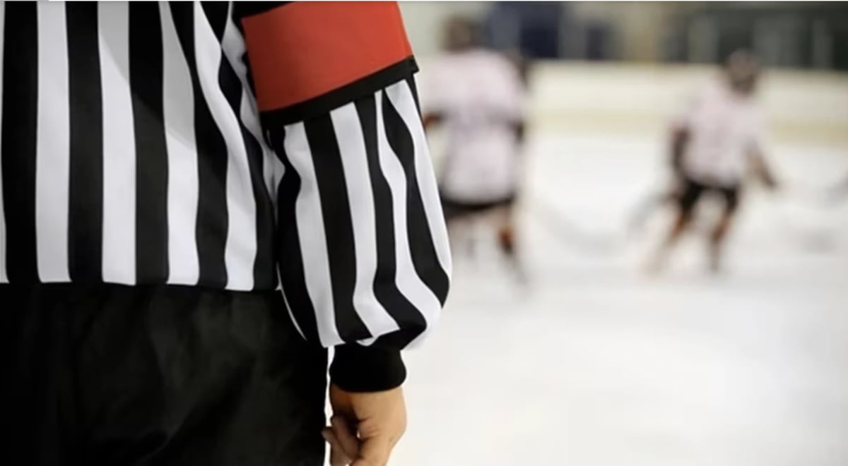 Scène à glace le sang: Un arbitre s'en prend physiquement à un jeune joueur de 10 ans.
