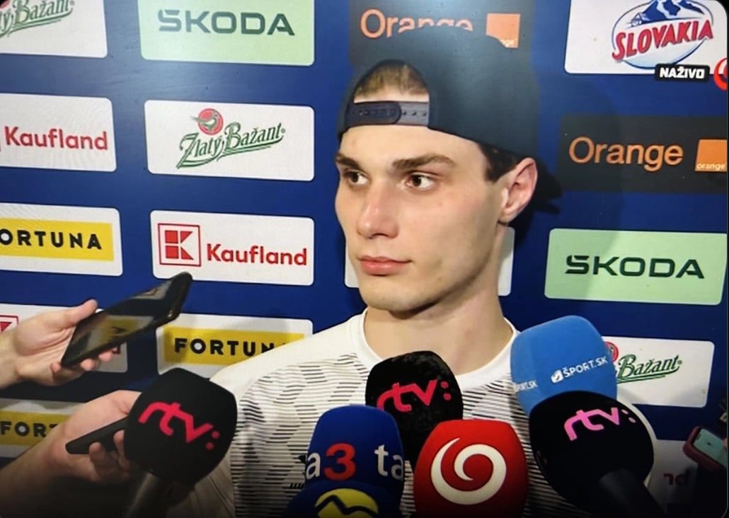 Juraj Slafkovsky perd la tête devant les caméras