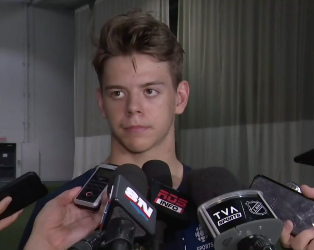 À quoi les journalistes pensent, pour demander ça à Kotkaniemi ???