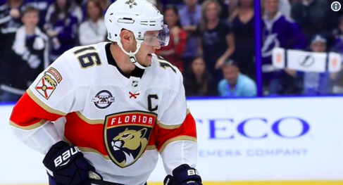 Aleksander Barkov voit GRAND pour Jesperi Kotkaniemi......