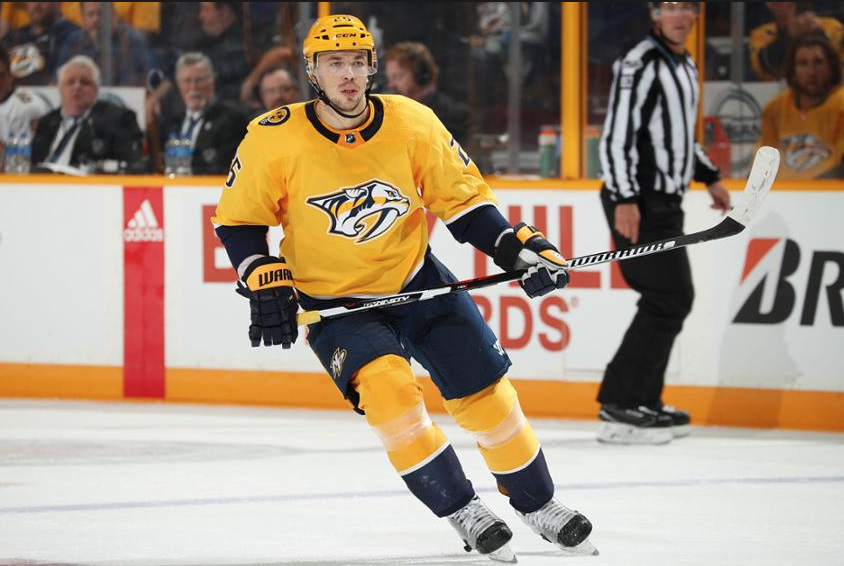 Alexei Emelin est en train de SURCLASSER Karl Alzner...