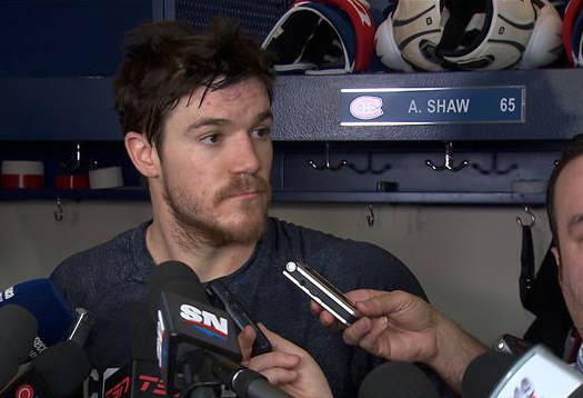 Andrew Shaw aide à pousser Drouin vers la sortie...