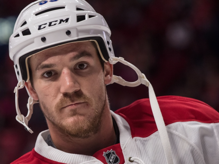 Andrew Shaw FOUT LE BORDEL dans le VESTIAIRE!!!!!