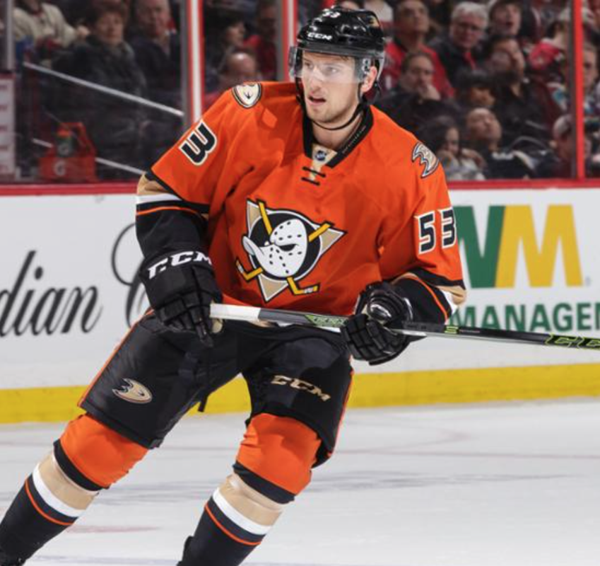 Au moins trois équipes ont appelé pour Shea Theodore dont...