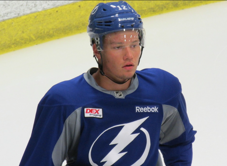 Au tour de Dan Girardi d'envoyer des fleurs à Mikhail Sergachev...