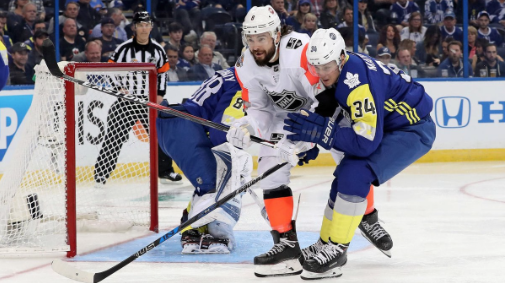 AUSTON MATTHEWS a tenté de convaincre Drew Doughty!!!!!!