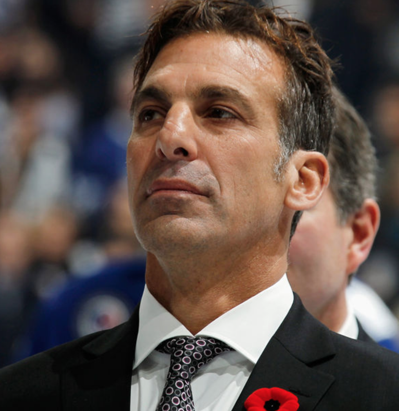 AYOYE...Chris Chelios derrière le banc des Américains aux Olympiques...