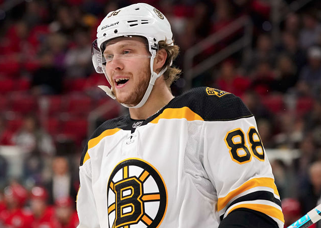 AYOYE...David Pastrnak mange une rondelle dans face...