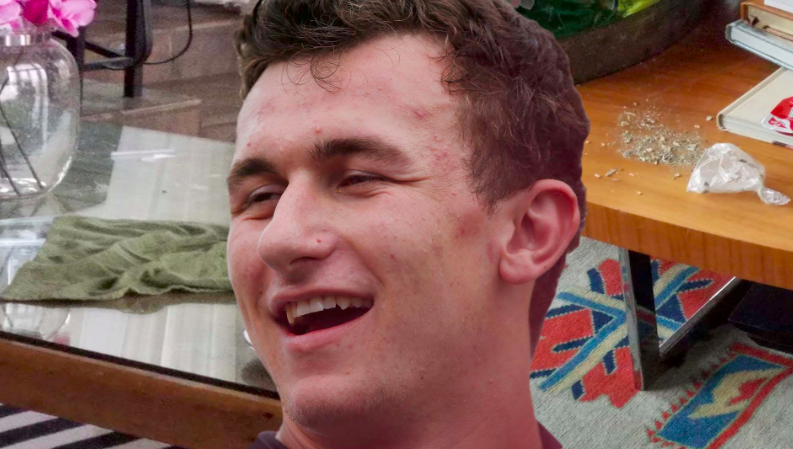 AYOYE.....Johnny Manziel se POGNE des SHOOTERS au HOUSTON AVENUE...