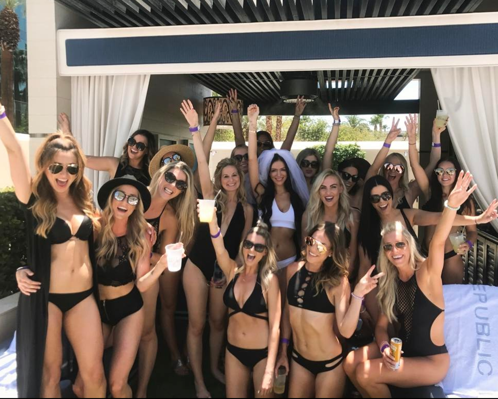 AYOYE...La blonde de Erik Karlsson fête son BACHELORETTE à Vegas...