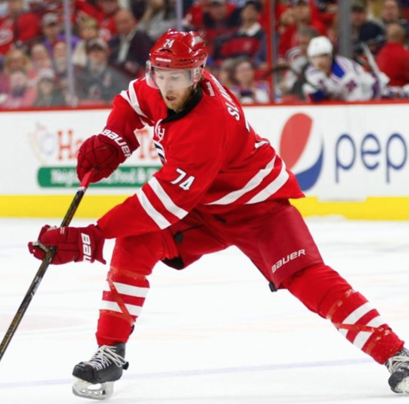 AYOYE...Les Hurricanes signent Jaccob Slavin...