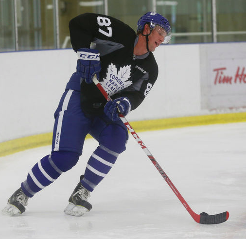 AYOYE...Michael Pezzetta a vraiment assommé le géant des Leafs...