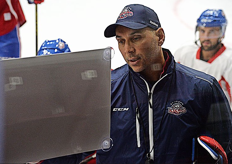 Bob Hartley donne un CHAUSSON AUX POMMES à SLY...