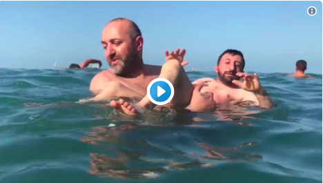 Brad Marchand et Zdeno Chara sont déjà au bord de la mer.....HAHAHAHAHAHA!!!