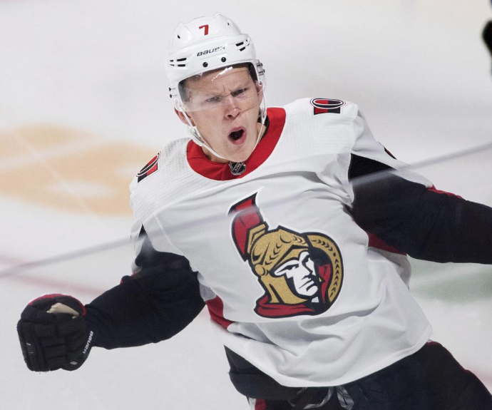Brady Tkachuk met Kotkaniemi dans sa petite poche...