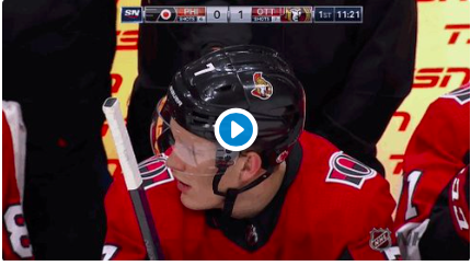 Brady Tkachuk se fait FLATTER la tête après son but..