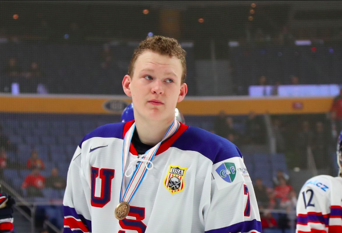 Brady Tkachuk vient d'annoncer qu'il retournera à l'université l'an prochain...​