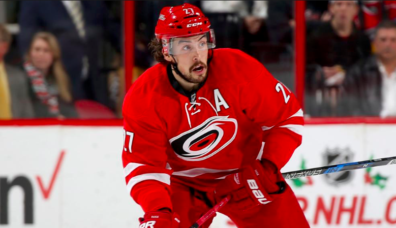 Ça JASE en SALE entre les Leafs et les Hurricanes...