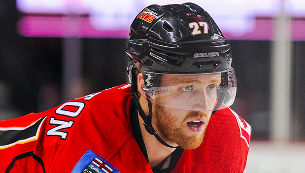 Ça joue dur dans les coins entre les Flames et les Leafs....