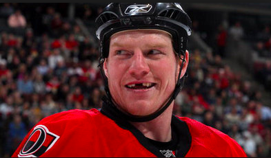  Certains blogues envoient Chris Neil à Montréal...