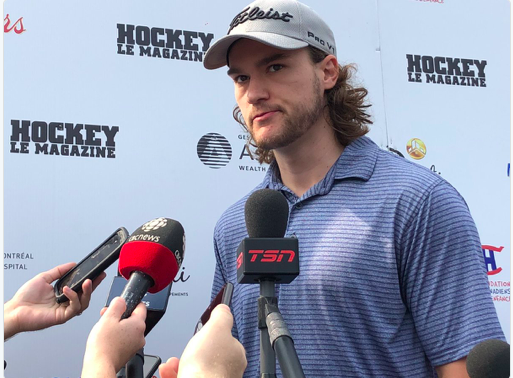 C'est pour ça qu'il se laisse pousser les CHEVEUX comme un CLOCHARD???