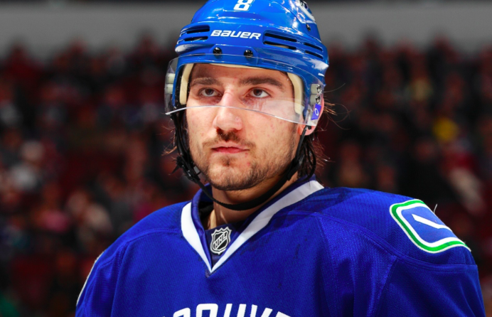 Chris Tanev n'intéresse pas seulement Marc Bergevin...