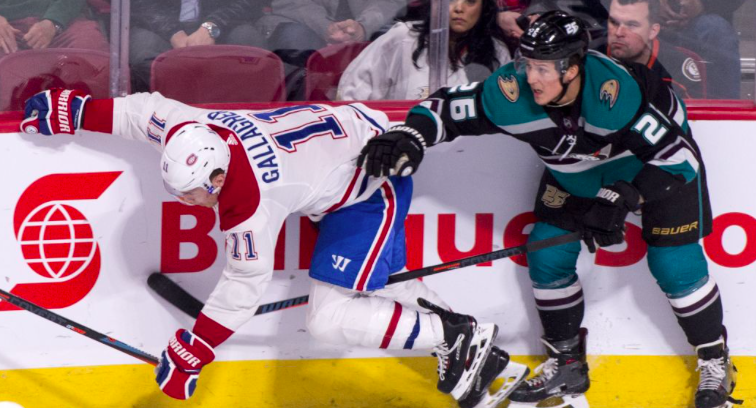 Claude Julien a SAUTÉ une COCHE entre la 2e et la 3e...