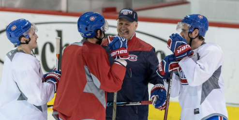 Claude Julien qui rit avec ses soldats..