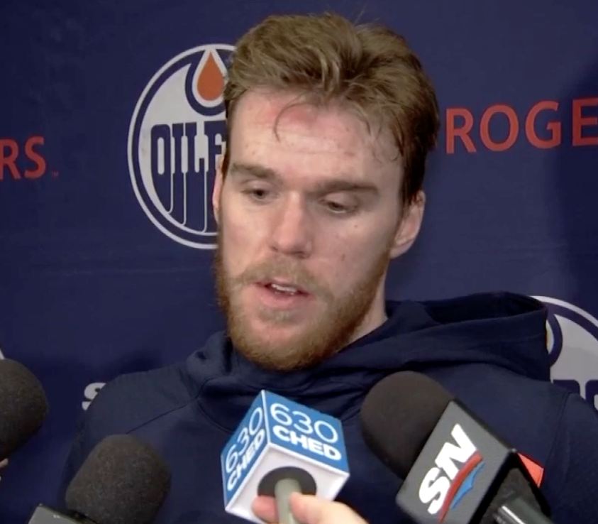 Connor McDavid profite de sa suspension, pour...