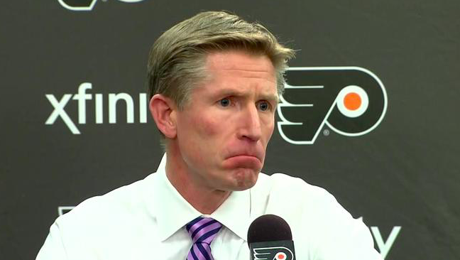 Dave Hakstol pourrait être CONGÉDIÉ après le match des Flyers contre les Canucks à Vancouver...