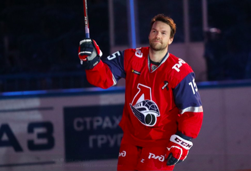 David Desharnais est CRISSÉ DEWORS de son équipe de la KHL!!!!