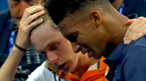 Des palpitations cardiaques forcent le PRODIGE Félix Auger-Aliassime à abandonner contre son meilleur ami Denis Shapovalov.