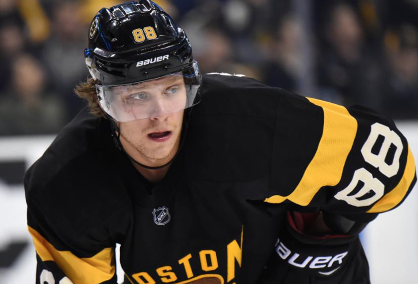 DES PAS de GÉANT ont eu lieu entre David Pastrnak et les Bruins!!!!!!!
