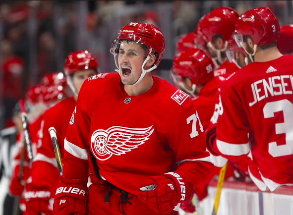 Dylan Larkin doit avoir envie de PLEURER...