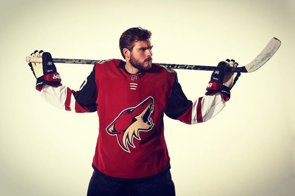 EEHHH BOY...Alex Galchenyuk, aime ça bien EN PLASTIQUE...