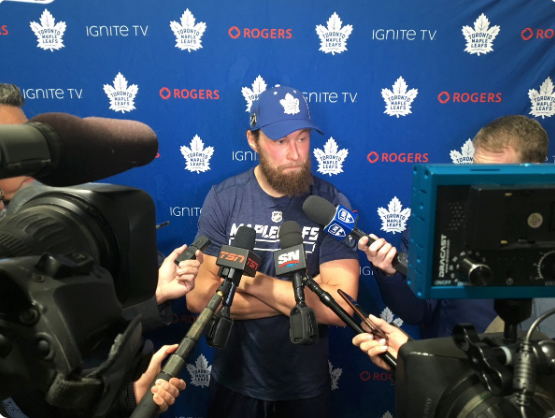EH BOY...Jake Muzzin a l'air en criss d'être à Toronto...