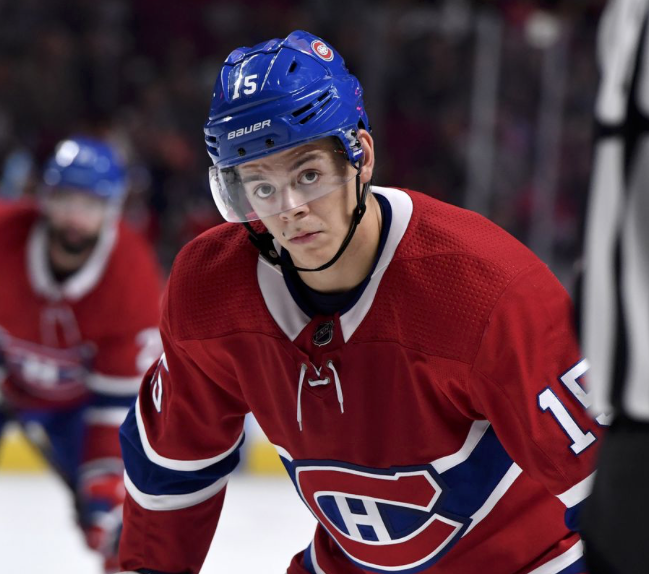 ENFIN...Claude Julien donne un coup de main à Kotkaniemi...
