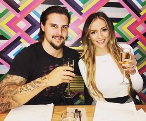  Erik Karlsson est finalement arrivé sur la glace...