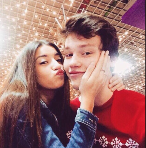 Et...il a encore son poste.