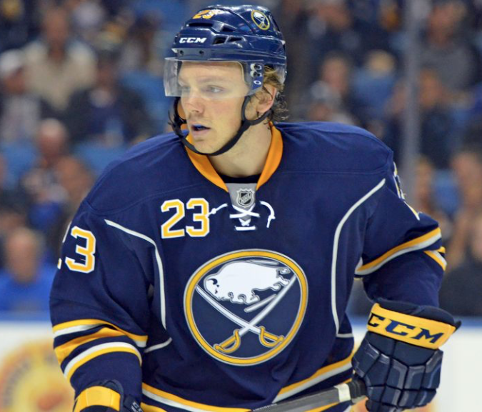 Finalement, les Sabres, essaient de crosser Sam Reinhart...
