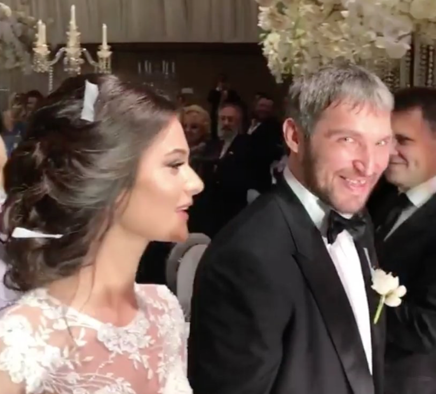 HAHA...Alex Ovechkin aussi c'est marié hier mais...