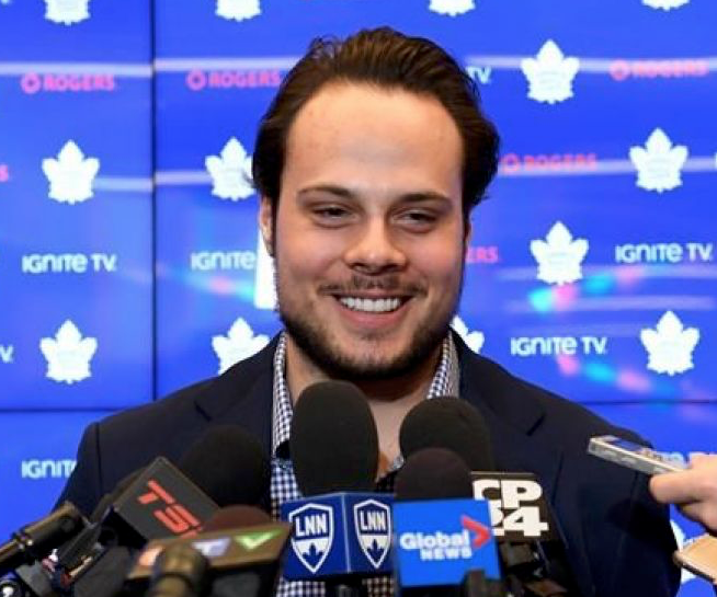 HAHA...Auston Matthews marche à travers les FANS...