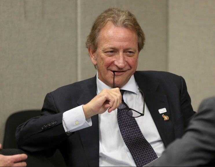 HAHA...Eugene Melnyk continue d'humilier son DG...